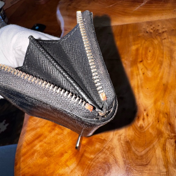 Louis Vuitton
2013 Damier Graphite Pattern Zippy Compact Wallet - Picture 10 of 14